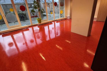 Koen de Poetskampioen voert een linoleum vloeronderhoud uit voor een wijkcentrum.